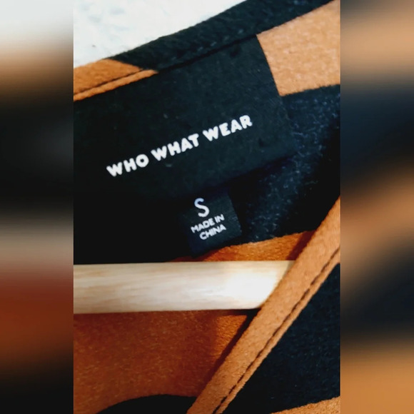 💚5/$25 Who What Wear Black & Carmel Stripe Top Size Small Oversized Sleeves - Picture 3 of 3